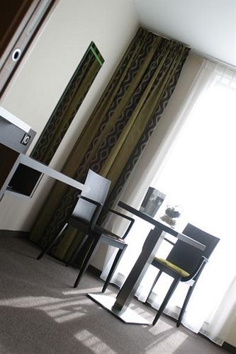 Le Merceny Motel Бастонь Экстерьер фото